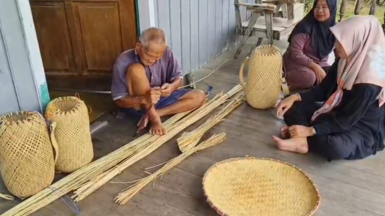 Para Lansia di Malinau Terus Melestarikan Kerajinan Anyaman Dari Rotan
