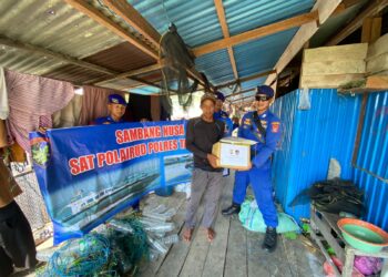 Sambang Nusa Presisi Sat Polairud Polres Tarakan, Berikan Bantuan Sosial ke Warga Pesisir Pantai Amal Baru