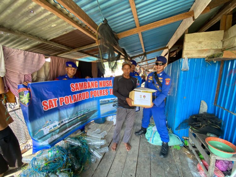 Sambang Nusa Presisi Sat Polairud Polres Tarakan, Berikan Bantuan Sosial ke Warga Pesisir Pantai Amal Baru