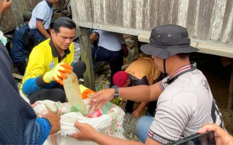 Bupati Nunukan Turut Serta Pungut Sampah di Aksi Peduli Penangan Sampah Plastik