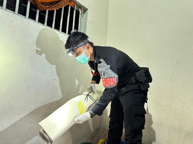 Deteksi Dini Resiko Gangguan Kamtib, Petugas Geledah Kamar Hunian Warga Binaan 