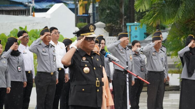 Jejak Pengabdian di Tanah Pahlawan: Kanwil Kemenkum Kaltim Tabur Bunga Peringati Hari Pengayoman ke-80