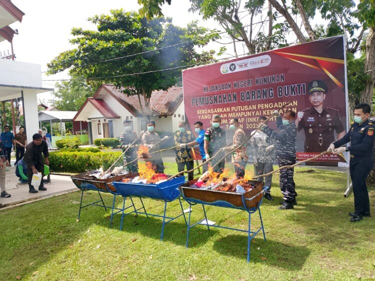 Barang Bukti 87 Perkara Dimusnahkan Kajari Nunukan, Termasuk 320 Karung Pupuk Ilegal