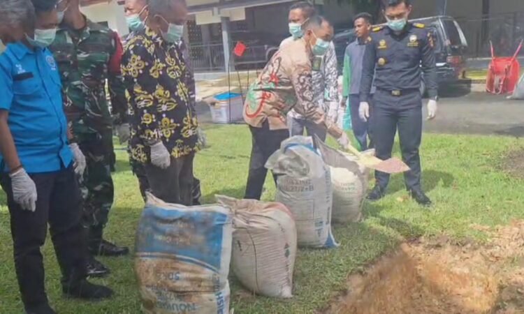 16 Ton Pupuk Ilegal Dimusnahkan, Kajari Nunukan Ajak Petani Beli Pupuk Lokal