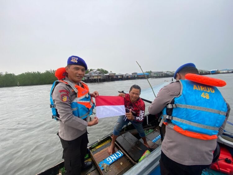 Sambut Kemerdekaan RI ke-80, Satpolairud Polres Tarakan Bagi Bendera Merah Putih kepada Nelayan