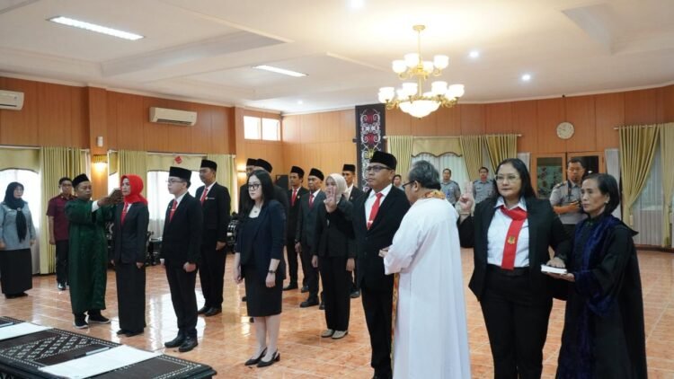 12 PPNS dan 2 Notaris Pengganti Dilantik Kakanwil Kemenkum Kaltim
