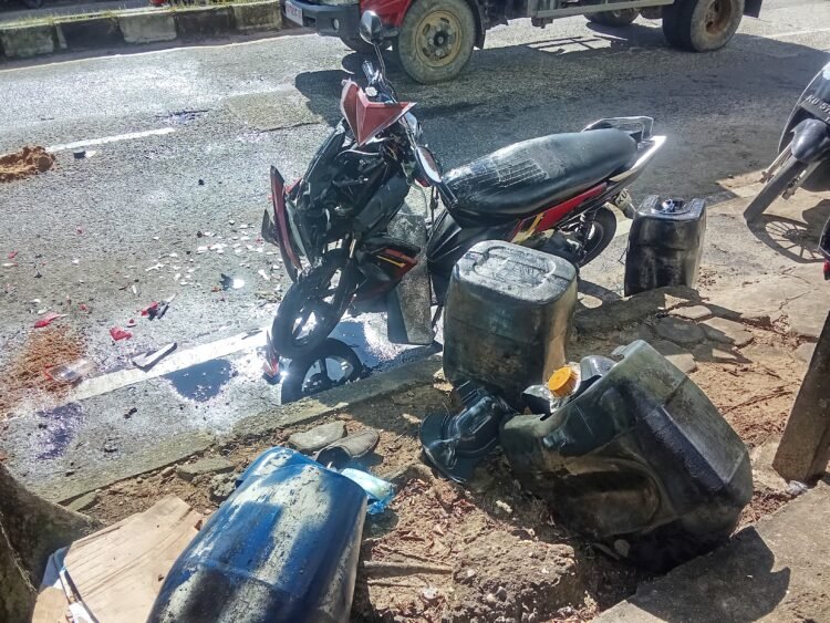 Karena Mengantuk, Pengendara Motor Bawa Solar Tabrak Mobil Parkir