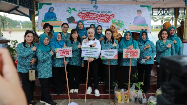 Galakkan Konsumsi Pangan Lokal, PKK Bagikan Bibit Cabai