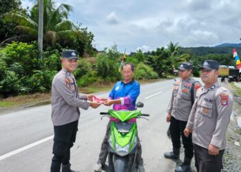 Tanpa henti Polres Malinau Kegiatan Membagikan Bendera secara gratis Kepada Masyarakat kali ini di wilayah Kec. Malinau Selatan
