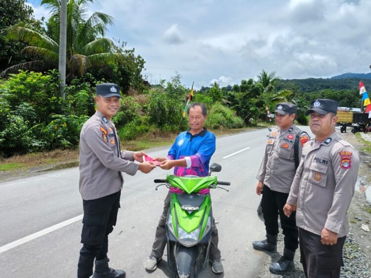 Tanpa henti Polres Malinau Kegiatan Membagikan Bendera secara gratis Kepada Masyarakat kali ini di wilayah Kec. Malinau Selatan