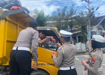 Semangat Nasionalisme, Satlantas Polres Tarakan Pasang Bendera Merah Putih di Kendaraan Masyarakat