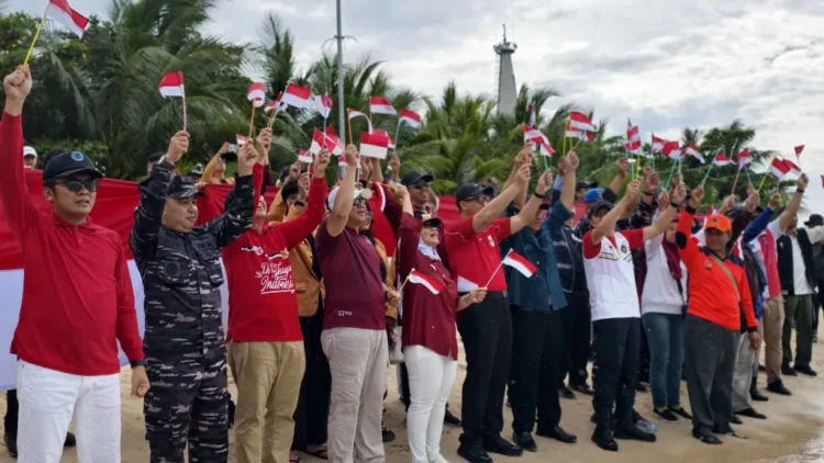 Polres Bontang Bersama Pemkot Gelar Pembentangan Bendera Merah Putih di Pulau Beras Basah Sambut HUT RI ke-80