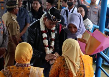 Prosesi Tepung Tawar Sambut Kedatangan Kapolda Kaltara yang Baru di Tanjung Selor