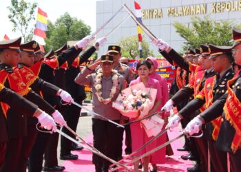 Upacara Serah Terima Pataka ‘Ngelimut Mengka Peguna’ Tandai Tonggak Kepemimpinan Baru di Polda Kaltara
