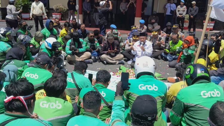 Solidaritas, Ratusan Driver Ojol Tarakan Tabur Bunga di Halaman Polres Tarakan
