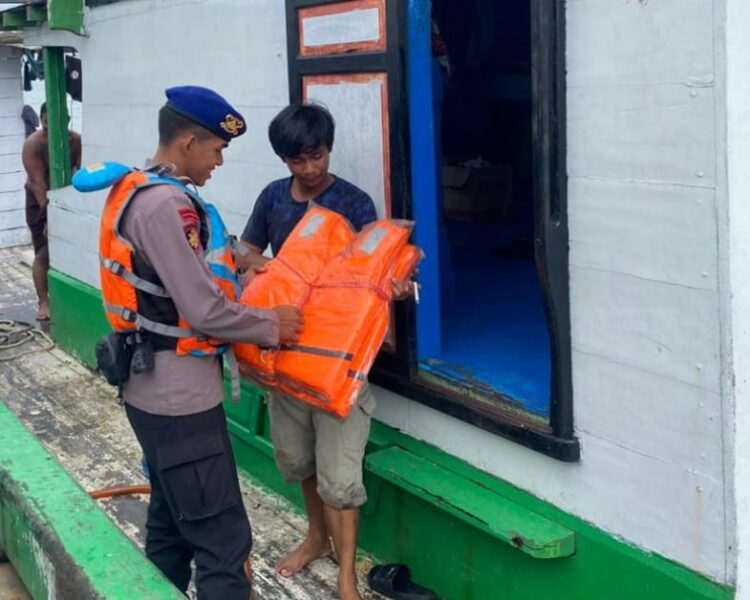 Cauca Tidak Menentu, Sat Polairud Polres Tarakan  Menghimbauan Alat Keselamat Wajib Digunakan