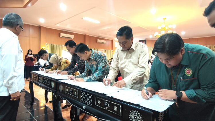 Kemenkum Kaltim Bersama PBH Laksanakan Penandatanganan Addendum Kontrak Kerjasama Bantuan Hukum