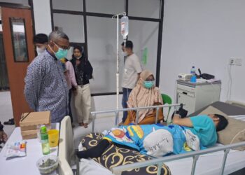 Jenguk Wartawan yang Sakit, Wakil Ketua DPRD Nunukan Beri Motivasi