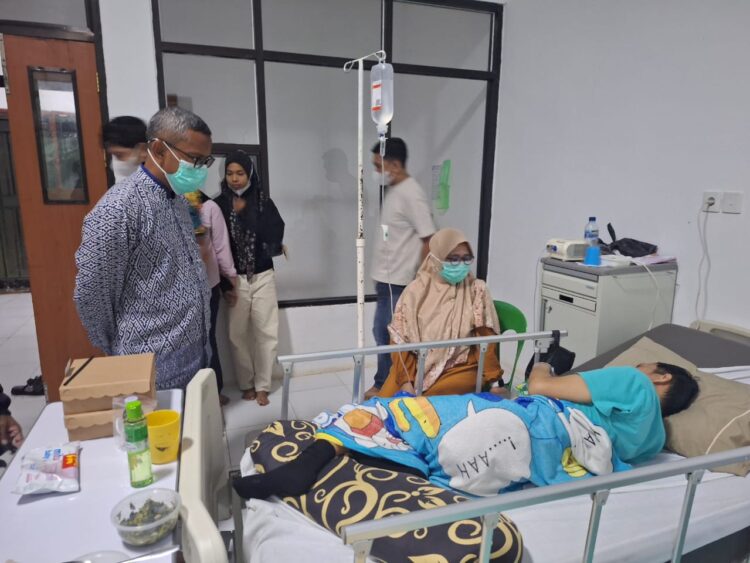 Jenguk Wartawan yang Sakit, Wakil Ketua DPRD Nunukan Beri Motivasi