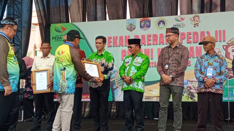 Penghargaan Adhi Bhakti Tani Nelayan untuk Bupati Nunukan dari KTNA Nasional