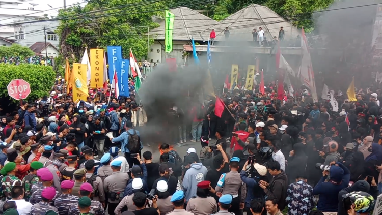 Demo Aliansi Mahasiswa dan Elemen Masyarakat di Tarakan Ricuh, Pagar DPRD Tarakan Rusak