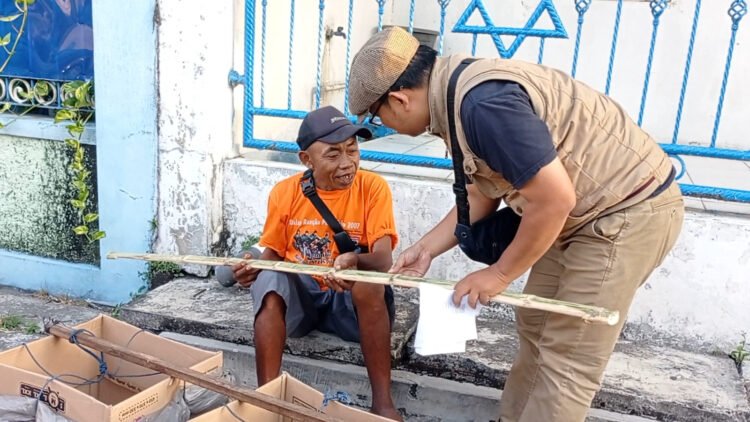 Berkat viral di tiktok, kakek penjual keripik yang kena gas air mata dapat bantuan donasi dari netizen