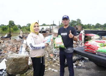 Peduli, Rahmawati Salurkan Bantuan Untuk Korban Kebakaran di Desa Mansalong Nunukan