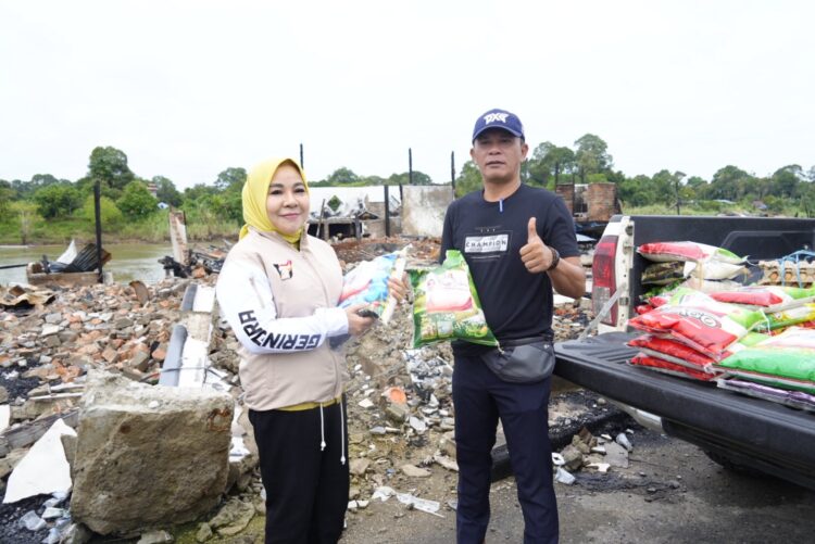 Peduli, Rahmawati Salurkan Bantuan Untuk Korban Kebakaran di Desa Mansalong Nunukan