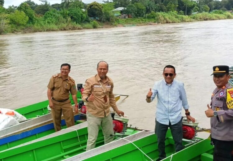 Kelompok Masyarakat dari Tiga Desa di Nunukan Mendapatkan Bantuan Perahu Ketinting