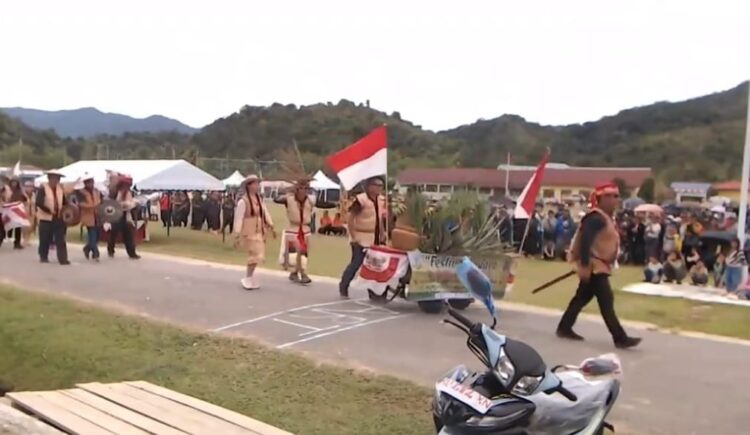 Bupati Nunukan Melepas Pawai Budaya di Krayan
