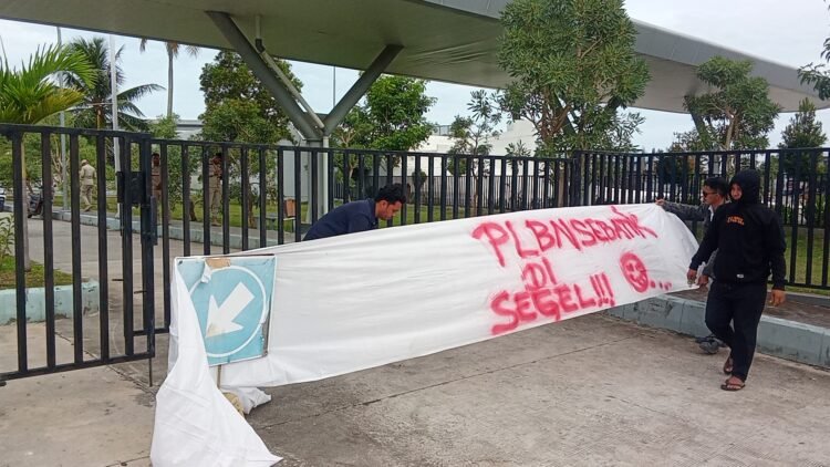 Pemuda Sebatik Segel PLBN