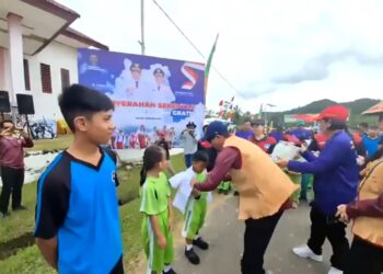 Bupati Nunukan Pimpin Pembagian Serentak Seragam Sekolah