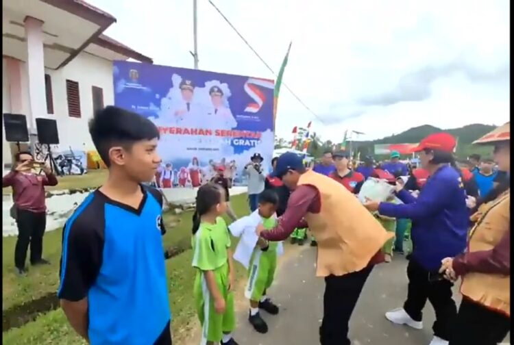 Bupati Nunukan Pimpin Pembagian Serentak Seragam Sekolah