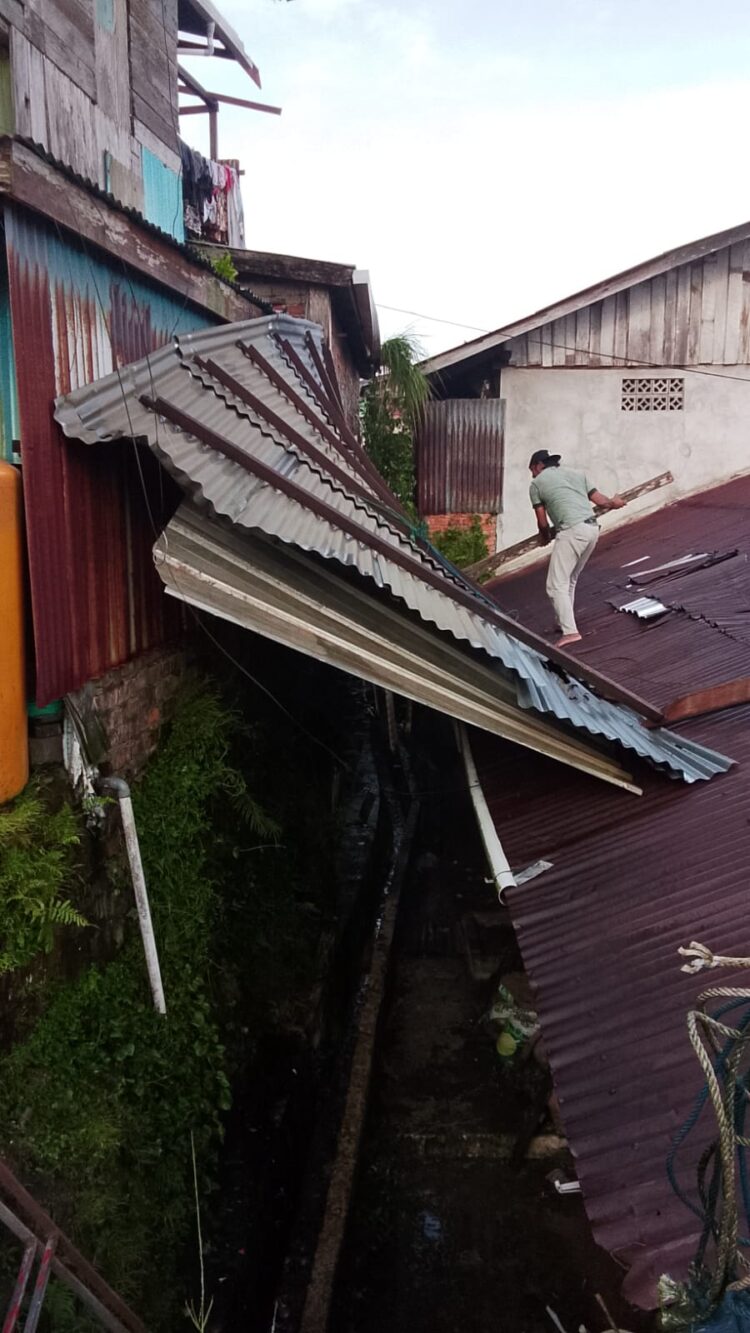 Pohon Tumbang, rumah Rusak dan Tanah Longsor Terjadi di 10 RT Sebengkok Tarakan