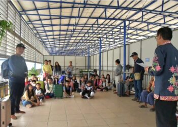 Asisten Administrasi Umum Lepas Kontingen Paduan Suara Kabupaten Nunukan Ikuti Parade Musik Gerejawi Tingkat Provinsi Kaltara