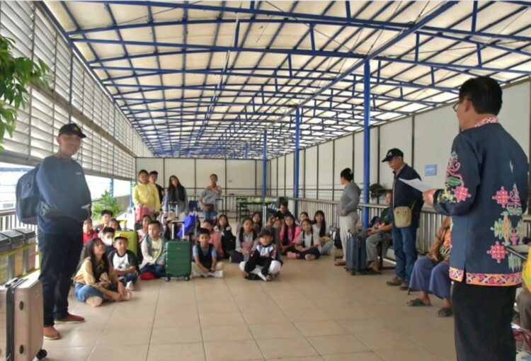 Asisten Administrasi Umum Lepas Kontingen Paduan Suara Kabupaten Nunukan Ikuti Parade Musik Gerejawi Tingkat Provinsi Kaltara