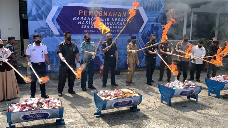 Ribuan Batang Rokok, Miras dan Pakaian Bekas Ilegal Dimusnahkan Bea Cukai Tarakan