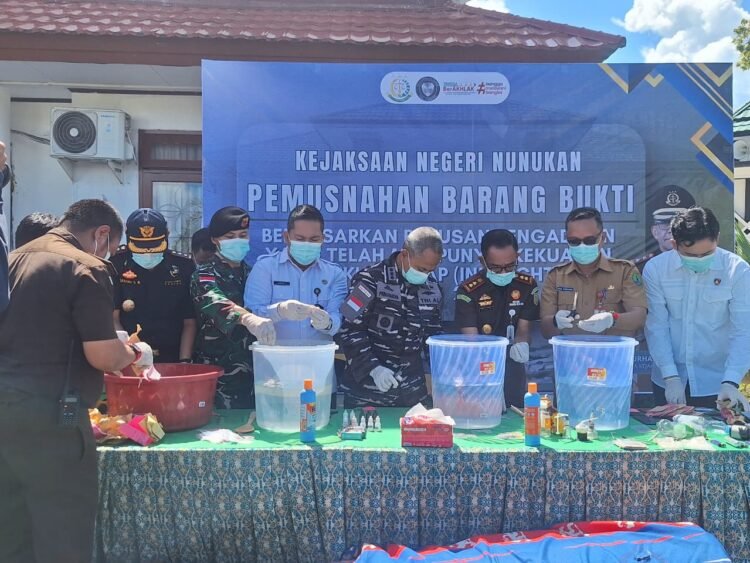 Kajari Nunukan Musnahkan Puluhan Ton Pupuk Ilegal hingga Sabu