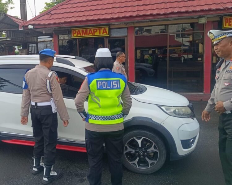 Pemeriksaan Surat dan Kelengkapan Kendaraan Personel Polres Tarakan dalam Rangka Operasi Zebra Kayan 2025