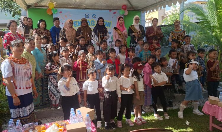 Bunda PAUD Nunukan Ikut Tampil Bermain Angklung di Pentas Seni TK Sion