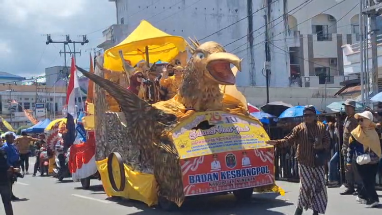 Kereta Kencana “Garuda Pembimbing” dari Bakesbangpol Semarakan Karnaval Mobil Hias di Nunukan