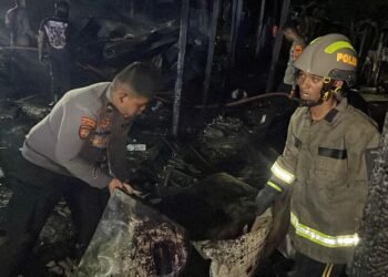Ditsamapta Polda Kaltara Sigap Padamkan Kebakaran Ruko dan Kios Milik Warga