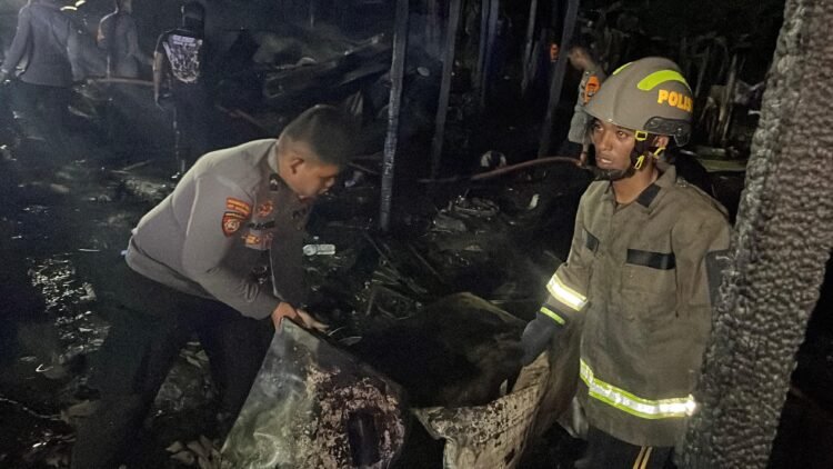 Ditsamapta Polda Kaltara Sigap Padamkan Kebakaran Ruko dan Kios Milik Warga