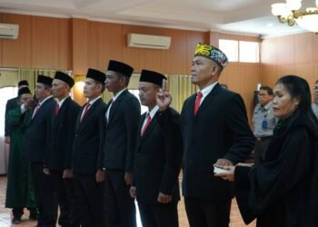 Perkuat Penegakan Hukum di Kutai Kartanegara, Kakanwil Kemenkum Kaltim Lantik 6 PPNS Satpol PP