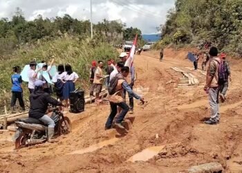 Masyarakat di Krayan timur melaporkan Jalan Rusak kepada Presiden RI
