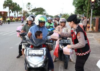 Berbagi di Persimpangan Kota, Polda Kaltara Bagikan Ratusan Takjil untuk Pengguna Jalan