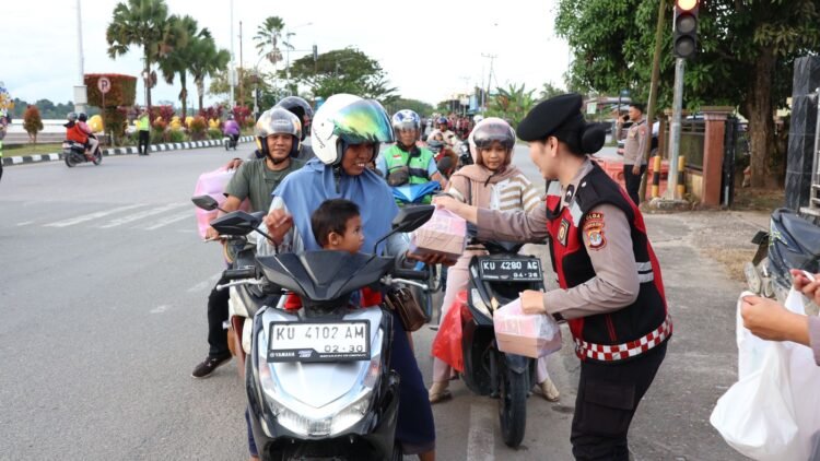 Berbagi di Persimpangan Kota, Polda Kaltara Bagikan Ratusan Takjil untuk Pengguna Jalan
