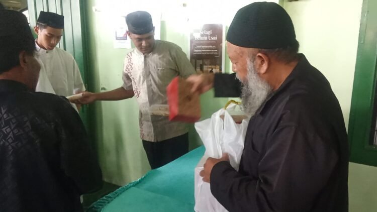 Antusias Jamaah Membludak, Jumat Berkah Masjid Darun Najah Bagikan 530 Nasi Kotak