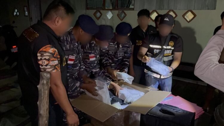Sinergitas TNI AL dan Bea Cukai Nunukan Gagalkan Penyelundupan Barang Branded Asal Malaysia di Dermaga Yamaker
