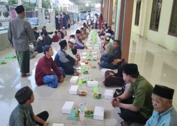 Ramadan 1447 H, Hasan Saleh Berbagi 150 Nasi Kotak di Masjid Al Mubarok